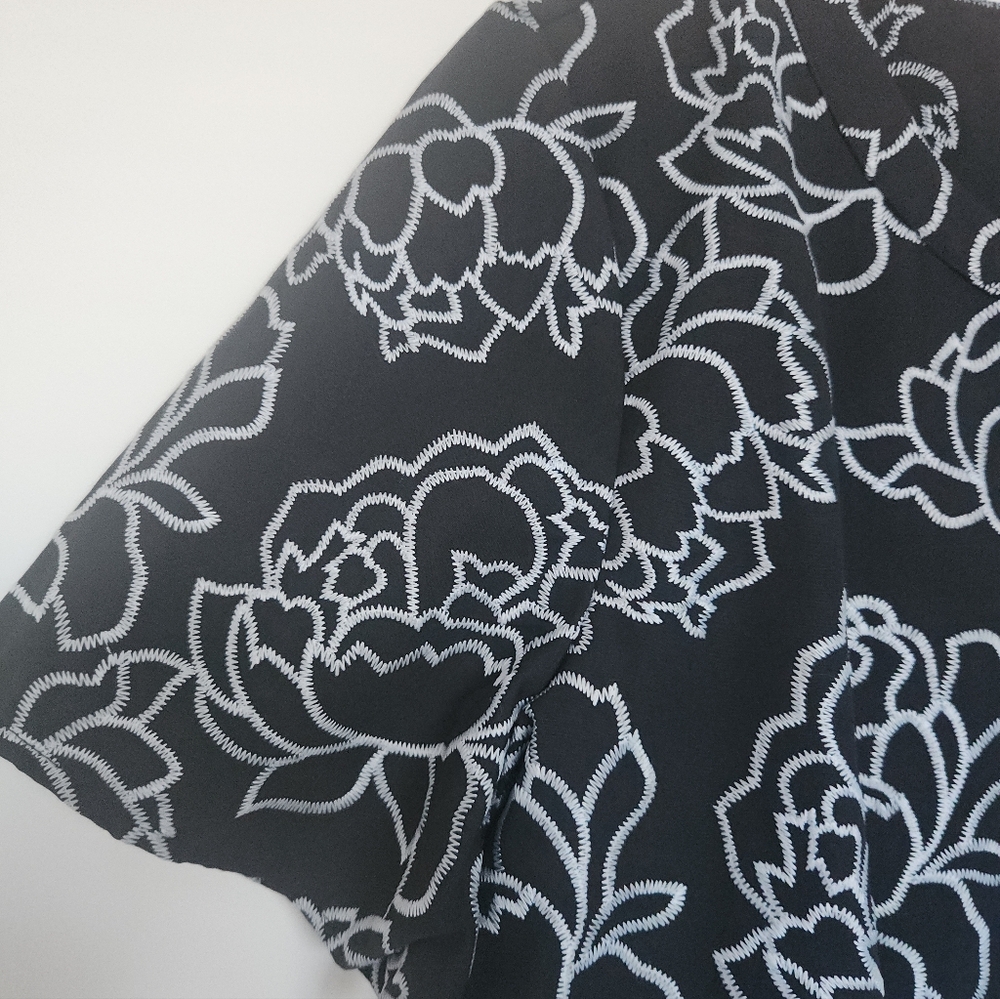 Vince Camuto Floral Stitch Top NWT - Picture 5 of 9